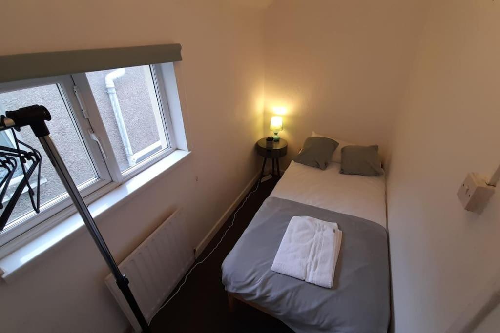Spacious 4 Bedroom, Free Netflix, Central Location 卡迪夫 外观 照片