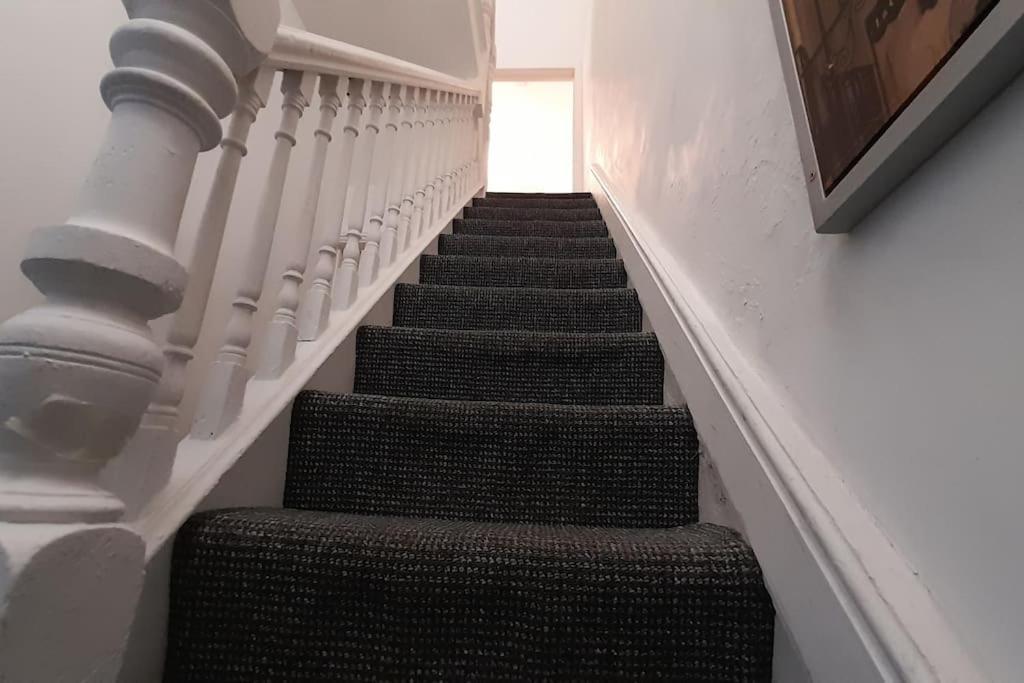Spacious 4 Bedroom, Free Netflix, Central Location 卡迪夫 外观 照片
