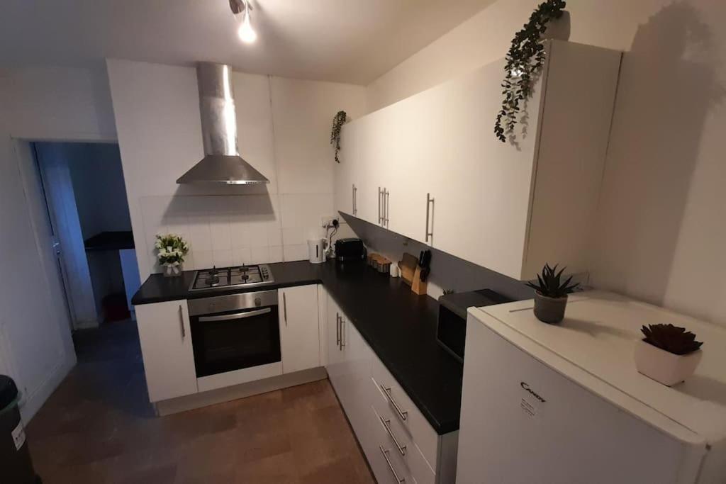 Spacious 4 Bedroom, Free Netflix, Central Location 卡迪夫 外观 照片