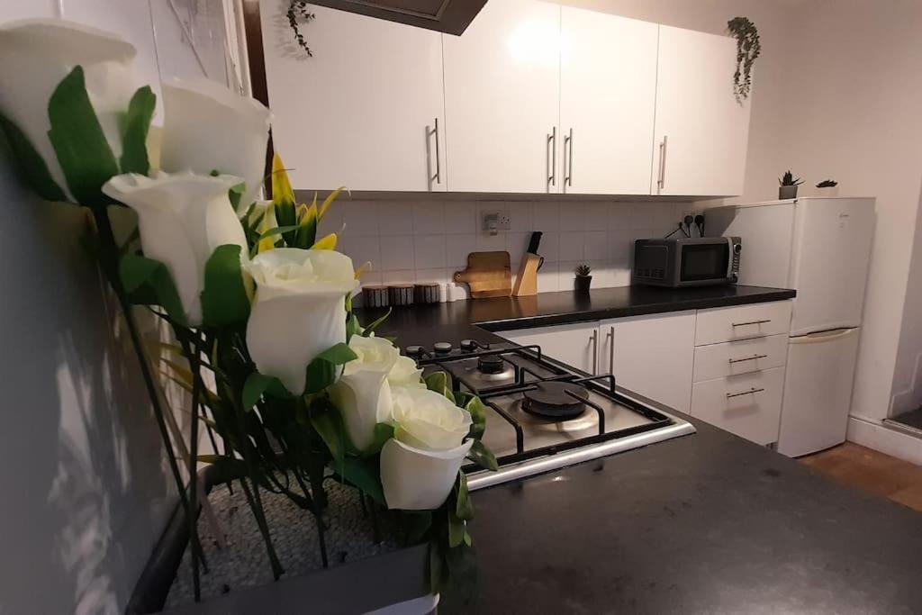Spacious 4 Bedroom, Free Netflix, Central Location 卡迪夫 外观 照片
