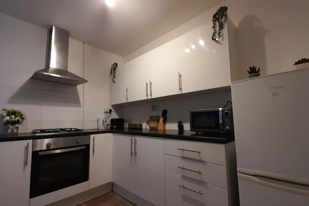 Spacious 4 Bedroom, Free Netflix, Central Location 卡迪夫 外观 照片